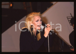 35mm vintage slide* 1990ca Ritratto di Anna OXA in concerto   Diapositiva d'epoca, in formato 35 mm. CONDIZIONI: GOODE' severamente vietata la riproduzione. Tutti i diritti sono riservati. ICharta mette in vendita, sul negozio eBay e in esclusiva sul sito "icharta" il proprio archivio composto da numerose diapositive e negativi fotografici d'epoca, tutti originali e autentici, che attraversano la storia del costume italiano tra gli la fine degli anni Sessanta e Novanta.Si tratta di uno sguardo inedito sull'attualit&agrave;, la politica, la vita quotidiana, il gossip e la cultura, che fotografa il cambiamento della nazione in quest'ultimo scorcio del XX secolo. Un'occasione unica per il mercato del collezionismo, che vede finalmente disponibile un archivio eccezionale per vastit&agrave;, tematiche e condizioni, in un settore (il negativo fotografico e la diapositiva) di assoluta novit&agrave; e dalle interessanti prospettive di investimento.     originale e autentica 1