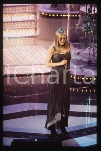35mm vintage slide* 1997 Festival di SANREMO Anna OXA canta "Storie" (11)   Diapositiva d'epoca, in formato 35 mm. CONDIZIONI: GOODE' severamente vietata la riproduzione. Tutti i diritti sono riservati. ICharta mette in vendita, sul negozio eBay e in esclusiva sul sito "icharta" il proprio archivio composto da numerose diapositive e negativi fotografici d'epoca, tutti originali e autentici, che attraversano la storia del costume italiano tra gli la fine degli anni Sessanta e Novanta.Si tratta di uno sguardo inedito sull'attualit&agrave;, la politica, la vita quotidiana, il gossip e la cultura, che fotografa il cambiamento della nazione in quest'ultimo scorcio del XX secolo. Un'occasione unica per il mercato del collezionismo, che vede finalmente disponibile un archivio eccezionale per vastit&agrave;, tematiche e condizioni, in un settore (il negativo fotografico e la diapositiva) di assoluta novit&agrave; e dalle interessanti prospettive di investimento.     originale e autentica 1