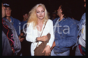 35mm vintage slide* 1990ca Anna OXA e Gianni BELLENO dei New Trolls (5)   Diapositiva d'epoca, in formato 35 mm. CONDIZIONI: GOODE' severamente vietata la riproduzione. Tutti i diritti sono riservati. ICharta mette in vendita, sul negozio eBay e in esclusiva sul sito "icharta" il proprio archivio composto da numerose diapositive e negativi fotografici d'epoca, tutti originali e autentici, che attraversano la storia del costume italiano tra gli la fine degli anni Sessanta e Novanta.Si tratta di uno sguardo inedito sull'attualit&agrave;, la politica, la vita quotidiana, il gossip e la cultura, che fotografa il cambiamento della nazione in quest'ultimo scorcio del XX secolo. Un'occasione unica per il mercato del collezionismo, che vede finalmente disponibile un archivio eccezionale per vastit&agrave;, tematiche e condizioni, in un settore (il negativo fotografico e la diapositiva) di assoluta novit&agrave; e dalle interessanti prospettive di investimento.     originale e autentica 1