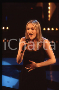 35mm vintage slide* 1997 Festival di SANREMO Anna OXA canta "Storie" (15)   Diapositiva d'epoca, in formato 35 mm. CONDIZIONI: GOODE' severamente vietata la riproduzione. Tutti i diritti sono riservati. ICharta mette in vendita, sul negozio eBay e in esclusiva sul sito "icharta" il proprio archivio composto da numerose diapositive e negativi fotografici d'epoca, tutti originali e autentici, che attraversano la storia del costume italiano tra gli la fine degli anni Sessanta e Novanta.Si tratta di uno sguardo inedito sull'attualit&agrave;, la politica, la vita quotidiana, il gossip e la cultura, che fotografa il cambiamento della nazione in quest'ultimo scorcio del XX secolo. Un'occasione unica per il mercato del collezionismo, che vede finalmente disponibile un archivio eccezionale per vastit&agrave;, tematiche e condizioni, in un settore (il negativo fotografico e la diapositiva) di assoluta novit&agrave; e dalle interessanti prospettive di investimento.     originale e autentica 1