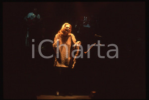 35mm vintage slide* 1990ca Anna OXA durante un'esibizione (6)   Diapositiva d'epoca, in formato 35 mm. CONDIZIONI: GOODE' severamente vietata la riproduzione. Tutti i diritti sono riservati. ICharta mette in vendita, sul negozio eBay e in esclusiva sul sito "icharta" il proprio archivio composto da numerose diapositive e negativi fotografici d'epoca, tutti originali e autentici, che attraversano la storia del costume italiano tra gli la fine degli anni Sessanta e Novanta.Si tratta di uno sguardo inedito sull'attualit&agrave;, la politica, la vita quotidiana, il gossip e la cultura, che fotografa il cambiamento della nazione in quest'ultimo scorcio del XX secolo. Un'occasione unica per il mercato del collezionismo, che vede finalmente disponibile un archivio eccezionale per vastit&agrave;, tematiche e condizioni, in un settore (il negativo fotografico e la diapositiva) di assoluta novit&agrave; e dalle interessanti prospettive di investimento.     originale e autentica 1