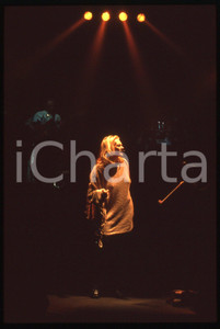 35mm vintage slide* 1990ca Anna OXA durante un'esibizione (9)   Diapositiva d'epoca, in formato 35 mm. CONDIZIONI: GOODE' severamente vietata la riproduzione. Tutti i diritti sono riservati. ICharta mette in vendita, sul negozio eBay e in esclusiva sul sito "icharta" il proprio archivio composto da numerose diapositive e negativi fotografici d'epoca, tutti originali e autentici, che attraversano la storia del costume italiano tra gli la fine degli anni Sessanta e Novanta.Si tratta di uno sguardo inedito sull'attualit&agrave;, la politica, la vita quotidiana, il gossip e la cultura, che fotografa il cambiamento della nazione in quest'ultimo scorcio del XX secolo. Un'occasione unica per il mercato del collezionismo, che vede finalmente disponibile un archivio eccezionale per vastit&agrave;, tematiche e condizioni, in un settore (il negativo fotografico e la diapositiva) di assoluta novit&agrave; e dalle interessanti prospettive di investimento.     originale e autentica 1