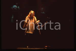 35mm vintage slide* 1990ca Anna OXA in concerto (8)   Diapositiva d'epoca, in formato 35 mm. CONDIZIONI: GOODE' severamente vietata la riproduzione. Tutti i diritti sono riservati. ICharta mette in vendita, sul negozio eBay e in esclusiva sul sito "icharta" il proprio archivio composto da numerose diapositive e negativi fotografici d'epoca, tutti originali e autentici, che attraversano la storia del costume italiano tra gli la fine degli anni Sessanta e Novanta.Si tratta di uno sguardo inedito sull'attualit&agrave;, la politica, la vita quotidiana, il gossip e la cultura, che fotografa il cambiamento della nazione in quest'ultimo scorcio del XX secolo. Un'occasione unica per il mercato del collezionismo, che vede finalmente disponibile un archivio eccezionale per vastit&agrave;, tematiche e condizioni, in un settore (il negativo fotografico e la diapositiva) di assoluta novit&agrave; e dalle interessanti prospettive di investimento.     originale e autentica 1