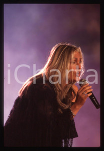 35mm vintage slide* 1990ca Anna OXA in concerto (10)   Diapositiva d'epoca, in formato 35 mm. CONDIZIONI: GOODE' severamente vietata la riproduzione. Tutti i diritti sono riservati. ICharta mette in vendita, sul negozio eBay e in esclusiva sul sito "icharta" il proprio archivio composto da numerose diapositive e negativi fotografici d'epoca, tutti originali e autentici, che attraversano la storia del costume italiano tra gli la fine degli anni Sessanta e Novanta.Si tratta di uno sguardo inedito sull'attualit&agrave;, la politica, la vita quotidiana, il gossip e la cultura, che fotografa il cambiamento della nazione in quest'ultimo scorcio del XX secolo. Un'occasione unica per il mercato del collezionismo, che vede finalmente disponibile un archivio eccezionale per vastit&agrave;, tematiche e condizioni, in un settore (il negativo fotografico e la diapositiva) di assoluta novit&agrave; e dalle interessanti prospettive di investimento.     originale e autentica 1