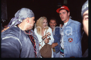 35mm vintage slide* 1990ca Anna OXA e Gianni BELLENO dei New Trolls (8)   Diapositiva d'epoca, in formato 35 mm. CONDIZIONI: GOODE' severamente vietata la riproduzione. Tutti i diritti sono riservati. ICharta mette in vendita, sul negozio eBay e in esclusiva sul sito "icharta" il proprio archivio composto da numerose diapositive e negativi fotografici d'epoca, tutti originali e autentici, che attraversano la storia del costume italiano tra gli la fine degli anni Sessanta e Novanta.Si tratta di uno sguardo inedito sull'attualit&agrave;, la politica, la vita quotidiana, il gossip e la cultura, che fotografa il cambiamento della nazione in quest'ultimo scorcio del XX secolo. Un'occasione unica per il mercato del collezionismo, che vede finalmente disponibile un archivio eccezionale per vastit&agrave;, tematiche e condizioni, in un settore (il negativo fotografico e la diapositiva) di assoluta novit&agrave; e dalle interessanti prospettive di investimento.     originale e autentica 1