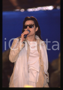 35mm vintage slide* 1990ca Anna OXA in concerto (20)   Diapositiva d'epoca, in formato 35 mm. CONDIZIONI: GOODE' severamente vietata la riproduzione. Tutti i diritti sono riservati. ICharta mette in vendita, sul negozio eBay e in esclusiva sul sito "icharta" il proprio archivio composto da numerose diapositive e negativi fotografici d'epoca, tutti originali e autentici, che attraversano la storia del costume italiano tra gli la fine degli anni Sessanta e Novanta.Si tratta di uno sguardo inedito sull'attualit&agrave;, la politica, la vita quotidiana, il gossip e la cultura, che fotografa il cambiamento della nazione in quest'ultimo scorcio del XX secolo. Un'occasione unica per il mercato del collezionismo, che vede finalmente disponibile un archivio eccezionale per vastit&agrave;, tematiche e condizioni, in un settore (il negativo fotografico e la diapositiva) di assoluta novit&agrave; e dalle interessanti prospettive di investimento.     originale e autentica 1