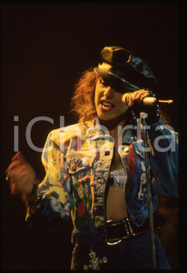 35mm vintage slide* 1990 ca Sabrina SALERNO in concerto   Diapositiva d'epoca, in formato 35 mm. CONDIZIONI: GOODE' severamente vietata la riproduzione. Tutti i diritti sono riservati. ICharta mette in vendita, sul negozio eBay e in esclusiva sul sito "icharta" il proprio archivio composto da numerose diapositive e negativi fotografici d'epoca, tutti originali e autentici, che attraversano la storia del costume italiano tra gli la fine degli anni Sessanta e Novanta.Si tratta di uno sguardo inedito sull'attualit&agrave;, la politica, la vita quotidiana, il gossip e la cultura, che fotografa il cambiamento della nazione in quest'ultimo scorcio del XX secolo. Un'occasione unica per il mercato del collezionismo, che vede finalmente disponibile un archivio eccezionale per vastit&agrave;, tematiche e condizioni, in un settore (il negativo fotografico e la diapositiva) di assoluta novit&agrave; e dalle interessanti prospettive di investimento.  originale e autentica 1