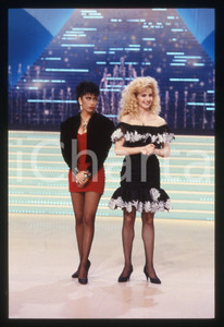 Fotografia d epoca originale 35mm vintage slide 1988 Sabrina SALERNO e Lorella CUCCARINI conducono ODIENS 1