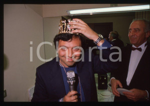 35mm vintage slide* 1990ca Ritratto curioso di Piero CHIAMBRETTI con una corona