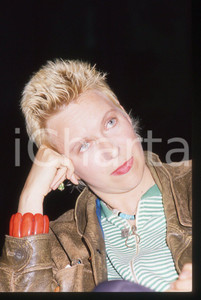 35mm vintage slide* 1988 Doris DORRIE ritratto della regista (3)   Diapositiva d'epoca, in formato 35 mm. CONDIZIONI: GOODE' severamente vietata la riproduzione. Tutti i diritti sono riservati. ICharta mette in vendita, sul negozio eBay e in esclusiva sul sito "icharta" il proprio archivio composto da numerose diapositive e negativi fotografici d'epoca, tutti originali e autentici, che attraversano la storia del costume italiano tra gli la fine degli anni Sessanta e Novanta.Si tratta di uno sguardo inedito sull'attualit&agrave;, la politica, la vita quotidiana, il gossip e la cultura, che fotografa il cambiamento della nazione in quest'ultimo scorcio del XX secolo. Un'occasione unica per il mercato del collezionismo, che vede finalmente disponibile un archivio eccezionale per vastit&agrave;, tematiche e condizioni, in un settore (il negativo fotografico e la diapositiva) di assoluta novit&agrave; e dalle interessanti prospettive di investimento.  originale e autentica 1