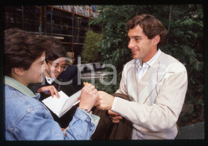 Fotografia d epoca originale 35mm vintage slide 1990ca Ayrton SENNA firma autografi agli ammiratori 2 1