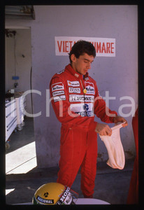 Fotografia d epoca originale 35mm vintage slide 1988 IMOLA Ayrton SENNA ritratto nei box MCLAREN 23 1