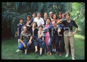 35mm vintage slide* 1993 AVANZI RAI 3 Serena DANDINI con Corrado GUZZANTI*   Diapositiva d'epoca, in formato 35 mm.Con loro nella diapositiva: Cinzia Leone, Francesca Reggiani, Sabina Guzzanti, Maurizio Crozza. CONDIZIONI: GOODE' severamente vietata la riproduzione. Tutti i diritti sono riservati. ICharta mette in vendita, sul negozio eBay e in esclusiva sul sito "icharta" il proprio archivio composto da numerose diapositive e negativi fotografici d'epoca, tutti originali e autentici, che attraversano la storia del costume italiano tra gli la fine degli anni Sessanta e Novanta.Si tratta di uno sguardo inedito sull'attualit&agrave;, la politica, la vita quotidiana, il gossip e la cultura, che fotografa il cambiamento della nazione in quest'ultimo scorcio del XX secolo. Un'occasione unica per il mercato del collezionismo, che vede finalmente disponibile un archivio eccezionale per vastit&agrave;, tematiche e condizioni, in un settore (il negativo fotografico e la diapositiva) di assoluta novit&agrave; e dalle interessanti prospettive di investimento.  originale e autentica 1