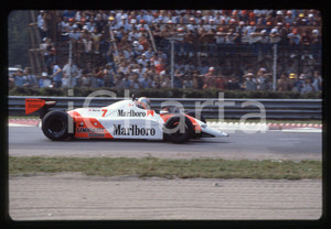 Fotografia d'epoca originale 35mm vintage slide* 1980ca FORMULA 1 - John WATSON in pista su MCLAREN 1