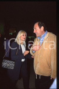 35mm vintage slide* 1990ca TELEVISIONE Raffaella CARRA' e Stefano MASCIARELLI   Diapositiva d'epoca, in formato 35 mm. CONDIZIONI: GOODE' severamente vietata la riproduzione. Tutti i diritti sono riservati. ICharta mette in vendita, sul negozio eBay e in esclusiva sul sito "icharta" il proprio archivio composto da numerose diapositive e negativi fotografici d'epoca, tutti originali e autentici, che attraversano la storia del costume italiano tra gli la fine degli anni Sessanta e Novanta.Si tratta di uno sguardo inedito sull'attualit&agrave;, la politica, la vita quotidiana, il gossip e la cultura, che fotografa il cambiamento della nazione in quest'ultimo scorcio del XX secolo. Un'occasione unica per il mercato del collezionismo, che vede finalmente disponibile un archivio eccezionale per vastit&agrave;, tematiche e condizioni, in un settore (il negativo fotografico e la diapositiva) di assoluta novit&agrave; e dalle interessanti prospettive di investimento.  originale e autentica 1