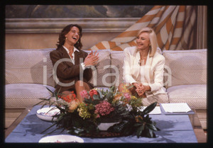 35mm vintage slide* 1990 RICOMINCIO DA DUE Raffaella CARRA' e Stefania MONTORSI   Diapositiva d'epoca, in formato 35 mm. CONDIZIONI: GOODE' severamente vietata la riproduzione. Tutti i diritti sono riservati. ICharta mette in vendita, sul negozio eBay e in esclusiva sul sito "icharta" il proprio archivio composto da numerose diapositive e negativi fotografici d'epoca, tutti originali e autentici, che attraversano la storia del costume italiano tra gli la fine degli anni Sessanta e Novanta.Si tratta di uno sguardo inedito sull'attualit&agrave;, la politica, la vita quotidiana, il gossip e la cultura, che fotografa il cambiamento della nazione in quest'ultimo scorcio del XX secolo. Un'occasione unica per il mercato del collezionismo, che vede finalmente disponibile un archivio eccezionale per vastit&agrave;, tematiche e condizioni, in un settore (il negativo fotografico e la diapositiva) di assoluta novit&agrave; e dalle interessanti prospettive di investimento.  originale e autentica 1