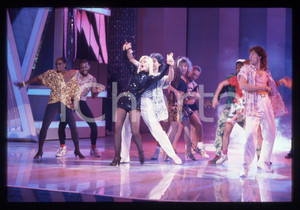 35mm vintage slide* 1990 RICOMINCIO DA DUE Raffaella CARRA' balla SOCA DANCE (3)   Diapositiva d'epoca, in formato 35 mm. CONDIZIONI: GOODE' severamente vietata la riproduzione. Tutti i diritti sono riservati. ICharta mette in vendita, sul negozio eBay e in esclusiva sul sito "icharta" il proprio archivio composto da numerose diapositive e negativi fotografici d'epoca, tutti originali e autentici, che attraversano la storia del costume italiano tra gli la fine degli anni Sessanta e Novanta.Si tratta di uno sguardo inedito sull'attualit&agrave;, la politica, la vita quotidiana, il gossip e la cultura, che fotografa il cambiamento della nazione in quest'ultimo scorcio del XX secolo. Un'occasione unica per il mercato del collezionismo, che vede finalmente disponibile un archivio eccezionale per vastit&agrave;, tematiche e condizioni, in un settore (il negativo fotografico e la diapositiva) di assoluta novit&agrave; e dalle interessanti prospettive di investimento.  originale e autentica 1