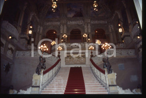 35mm vintage slide* 1990ca SAN PELLEGRINO TERME - Gli interni del CASINO (6)   Diapositiva d'epoca, in formato 35 mm. CONDIZIONI: GOODE' severamente vietata la riproduzione. Tutti i diritti sono riservati. ICharta mette in vendita, sul negozio eBay e in esclusiva sul sito "icharta" il proprio archivio composto da numerose diapositive e negativi fotografici d'epoca, tutti originali e autentici, che attraversano la storia del costume italiano tra gli la fine degli anni Sessanta e Novanta.Si tratta di uno sguardo inedito sull'attualit&agrave;, la politica, la vita quotidiana, il gossip e la cultura, che fotografa il cambiamento della nazione in quest'ultimo scorcio del XX secolo. Un'occasione unica per il mercato del collezionismo, che vede finalmente disponibile un archivio eccezionale per vastit&agrave;, tematiche e condizioni, in un settore (il negativo fotografico e la diapositiva) di assoluta novit&agrave; e dalle interessanti prospettive di investimento.  originale e autentica 1