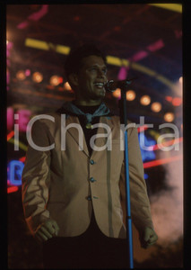 35mm vintage slide* 1995ca COSTUME - Simone VALEO ritratto sul palcoscenico (7)   Diapositiva d'epoca, in formato 35 mm. CONDIZIONI: GOODE' severamente vietata la riproduzione. Tutti i diritti sono riservati. ICharta mette in vendita, sul negozio eBay e in esclusiva sul sito "icharta" il proprio archivio composto da numerose diapositive e negativi fotografici d'epoca, tutti originali e autentici, che attraversano la storia del costume italiano tra gli la fine degli anni Sessanta e Novanta.Si tratta di uno sguardo inedito sull'attualit&agrave;, la politica, la vita quotidiana, il gossip e la cultura, che fotografa il cambiamento della nazione in quest'ultimo scorcio del XX secolo. Un'occasione unica per il mercato del collezionismo, che vede finalmente disponibile un archivio eccezionale per vastit&agrave;, tematiche e condizioni, in un settore (il negativo fotografico e la diapositiva) di assoluta novit&agrave; e dalle interessanti prospettive di investimento.  originale e autentica 1