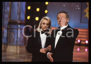 35mm vintage slide* 1991 FANTASTICO 12 - Raffaella CARRA' e Johnny DORELLI (2)   Diapositiva d'epoca, in formato 35 mm. CONDIZIONI: GOODE' severamente vietata la riproduzione. Tutti i diritti sono riservati. ICharta mette in vendita, sul negozio eBay e in esclusiva sul sito "icharta" il proprio archivio composto da numerose diapositive e negativi fotografici d'epoca, tutti originali e autentici, che attraversano la storia del costume italiano tra gli la fine degli anni Sessanta e Novanta.Si tratta di uno sguardo inedito sull'attualit&agrave;, la politica, la vita quotidiana, il gossip e la cultura, che fotografa il cambiamento della nazione in quest'ultimo scorcio del XX secolo. Un'occasione unica per il mercato del collezionismo, che vede finalmente disponibile un archivio eccezionale per vastit&agrave;, tematiche e condizioni, in un settore (il negativo fotografico e la diapositiva) di assoluta novit&agrave; e dalle interessanti prospettive di investimento.  originale e autentica 1