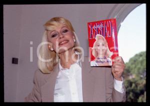 35mm vintage slide* 1991 Raffaella CARRA' presenta "Le ricette di Raffaella" (2)   Diapositiva d'epoca, in formato 35 mm. CONDIZIONI: GOODE' severamente vietata la riproduzione. Tutti i diritti sono riservati. ICharta mette in vendita, sul negozio eBay e in esclusiva sul sito "icharta" il proprio archivio composto da numerose diapositive e negativi fotografici d'epoca, tutti originali e autentici, che attraversano la storia del costume italiano tra gli la fine degli anni Sessanta e Novanta.Si tratta di uno sguardo inedito sull'attualit&agrave;, la politica, la vita quotidiana, il gossip e la cultura, che fotografa il cambiamento della nazione in quest'ultimo scorcio del XX secolo. Un'occasione unica per il mercato del collezionismo, che vede finalmente disponibile un archivio eccezionale per vastit&agrave;, tematiche e condizioni, in un settore (il negativo fotografico e la diapositiva) di assoluta novit&agrave; e dalle interessanti prospettive di investimento.  originale e autentica 1