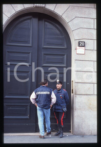 Fotografia d epoca originale 35mm vintage slide 1995 MILANO  Maurizio GUCCI carabinieri su scena omicidio 1