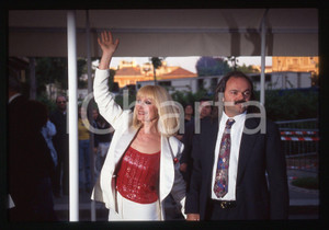 35mm vintage slide* 1996 NOTTE DEI TELEGATTI Raffaella CARRA' e Sergio JAPINO *   Diapositiva d'epoca, in formato 35 mm. CONDIZIONI: GOODE' severamente vietata la riproduzione. Tutti i diritti sono riservati. ICharta mette in vendita, sul negozio eBay e in esclusiva sul sito "icharta" il proprio archivio composto da numerose diapositive e negativi fotografici d'epoca, tutti originali e autentici, che attraversano la storia del costume italiano tra gli la fine degli anni Sessanta e Novanta.Si tratta di uno sguardo inedito sull'attualit&agrave;, la politica, la vita quotidiana, il gossip e la cultura, che fotografa il cambiamento della nazione in quest'ultimo scorcio del XX secolo. Un'occasione unica per il mercato del collezionismo, che vede finalmente disponibile un archivio eccezionale per vastit&agrave;, tematiche e condizioni, in un settore (il negativo fotografico e la diapositiva) di assoluta novit&agrave; e dalle interessanti prospettive di investimento.  originale e autentica 1