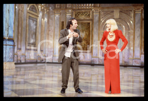 35mm vintage slide* 1991 FANTASTICO 12 - Raffaella CARRA' e Roberto BENIGNI (3)   Diapositiva d'epoca, in formato 35 mm. CONDIZIONI: GOODE' severamente vietata la riproduzione. Tutti i diritti sono riservati. ICharta mette in vendita, sul negozio eBay e in esclusiva sul sito "icharta" il proprio archivio composto da numerose diapositive e negativi fotografici d'epoca, tutti originali e autentici, che attraversano la storia del costume italiano tra gli la fine degli anni Sessanta e Novanta.Si tratta di uno sguardo inedito sull'attualit&agrave;, la politica, la vita quotidiana, il gossip e la cultura, che fotografa il cambiamento della nazione in quest'ultimo scorcio del XX secolo. Un'occasione unica per il mercato del collezionismo, che vede finalmente disponibile un archivio eccezionale per vastit&agrave;, tematiche e condizioni, in un settore (il negativo fotografico e la diapositiva) di assoluta novit&agrave; e dalle interessanti prospettive di investimento.  originale e autentica 1