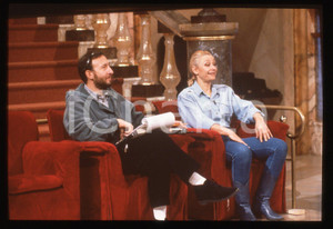 35mm vintage slide* 1991 FANTASTICO 12 - Raffaella CARRA' durante le prove (3)   Diapositiva d'epoca, in formato 35 mm. CONDIZIONI: GOODE' severamente vietata la riproduzione. Tutti i diritti sono riservati. ICharta mette in vendita, sul negozio eBay e in esclusiva sul sito "icharta" il proprio archivio composto da numerose diapositive e negativi fotografici d'epoca, tutti originali e autentici, che attraversano la storia del costume italiano tra gli la fine degli anni Sessanta e Novanta.Si tratta di uno sguardo inedito sull'attualit&agrave;, la politica, la vita quotidiana, il gossip e la cultura, che fotografa il cambiamento della nazione in quest'ultimo scorcio del XX secolo. Un'occasione unica per il mercato del collezionismo, che vede finalmente disponibile un archivio eccezionale per vastit&agrave;, tematiche e condizioni, in un settore (il negativo fotografico e la diapositiva) di assoluta novit&agrave; e dalle interessanti prospettive di investimento.  originale e autentica 1