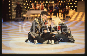 35mm vintage slide*1998 RAFFAELLA CARRA' SHOW Raffaella CARRA' e Elliot GOULD *7   Diapositiva d'epoca, in formato 35 mm. CONDIZIONI: GOODE' severamente vietata la riproduzione. Tutti i diritti sono riservati. ICharta mette in vendita, sul negozio eBay e in esclusiva sul sito "icharta" il proprio archivio composto da numerose diapositive e negativi fotografici d'epoca, tutti originali e autentici, che attraversano la storia del costume italiano tra gli la fine degli anni Sessanta e Novanta.Si tratta di uno sguardo inedito sull'attualit&agrave;, la politica, la vita quotidiana, il gossip e la cultura, che fotografa il cambiamento della nazione in quest'ultimo scorcio del XX secolo. Un'occasione unica per il mercato del collezionismo, che vede finalmente disponibile un archivio eccezionale per vastit&agrave;, tematiche e condizioni, in un settore (il negativo fotografico e la diapositiva) di assoluta novit&agrave; e dalle interessanti prospettive di investimento.  originale e autentica 1