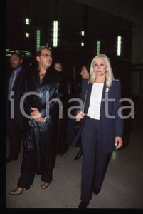 35mm vintage slide* 1990ca TELEVISIONE - Raffaella CARRA' ritratto showgirl (28)   Diapositiva d'epoca, in formato 35 mm. CONDIZIONI: GOODE' severamente vietata la riproduzione. Tutti i diritti sono riservati. ICharta mette in vendita, sul negozio eBay e in esclusiva sul sito "icharta" il proprio archivio composto da numerose diapositive e negativi fotografici d'epoca, tutti originali e autentici, che attraversano la storia del costume italiano tra gli la fine degli anni Sessanta e Novanta.Si tratta di uno sguardo inedito sull'attualit&agrave;, la politica, la vita quotidiana, il gossip e la cultura, che fotografa il cambiamento della nazione in quest'ultimo scorcio del XX secolo. Un'occasione unica per il mercato del collezionismo, che vede finalmente disponibile un archivio eccezionale per vastit&agrave;, tematiche e condizioni, in un settore (il negativo fotografico e la diapositiva) di assoluta novit&agrave; e dalle interessanti prospettive di investimento.  originale e autentica 1