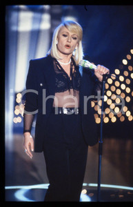 35mm vintage slide* 1990ca TELEVISIONE - Raffaella CARRA' ritratto showgirl (36)   Diapositiva d'epoca, in formato 35 mm.  CONDIZIONI: GOODE' severamente vietata la riproduzione. Tutti i diritti sono riservati. ICharta mette in vendita, sul negozio eBay e in esclusiva sul sito "icharta" il proprio archivio composto da numerose diapositive e negativi fotografici d'epoca, tutti originali e autentici, che attraversano la storia del costume italiano tra gli la fine degli anni Sessanta e Novanta.Si tratta di uno sguardo inedito sull'attualit&agrave;, la politica, la vita quotidiana, il gossip e la cultura, che fotografa il cambiamento della nazione in quest'ultimo scorcio del XX secolo. Un'occasione unica per il mercato del collezionismo, che vede finalmente disponibile un archivio eccezionale per vastit&agrave;, tematiche e condizioni, in un settore (il negativo fotografico e la diapositiva) di assoluta novit&agrave; e dalle interessanti prospettive di investimento.     originale e autentica 1