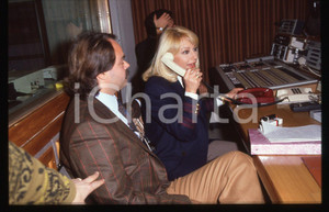 35mm vintage slide* 1985ca ROMA - Raffaella CARRA' e Sergio JAPINO (5)   Diapositiva d'epoca, in formato 35 mm. CONDIZIONI: GOODE' severamente vietata la riproduzione. Tutti i diritti sono riservati. ICharta mette in vendita, sul negozio eBay e in esclusiva sul sito "icharta" il proprio archivio composto da numerose diapositive e negativi fotografici d'epoca, tutti originali e autentici, che attraversano la storia del costume italiano tra gli la fine degli anni Sessanta e Novanta.Si tratta di uno sguardo inedito sull'attualit&agrave;, la politica, la vita quotidiana, il gossip e la cultura, che fotografa il cambiamento della nazione in quest'ultimo scorcio del XX secolo. Un'occasione unica per il mercato del collezionismo, che vede finalmente disponibile un archivio eccezionale per vastit&agrave;, tematiche e condizioni, in un settore (il negativo fotografico e la diapositiva) di assoluta novit&agrave; e dalle interessanti prospettive di investimento.     originale e autentica 1