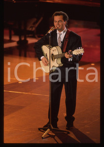 35mm vintage slide* 1990ca MUSICA - DONATELLO Giuliano ILLIANI  in concerto (4)   Diapositiva d'epoca, in formato 35 mm.Nella diapositiva il cantante Donatello, pseudonimo di Giuliano Illiani. CONDIZIONI: GOODE' severamente vietata la riproduzione. Tutti i diritti sono riservati. ICharta mette in vendita, sul negozio eBay e in esclusiva sul sito "icharta" il proprio archivio composto da numerose diapositive e negativi fotografici d'epoca, tutti originali e autentici, che attraversano la storia del costume italiano tra gli la fine degli anni Sessanta e Novanta.Si tratta di uno sguardo inedito sull'attualit&agrave;, la politica, la vita quotidiana, il gossip e la cultura, che fotografa il cambiamento della nazione in quest'ultimo scorcio del XX secolo. Un'occasione unica per il mercato del collezionismo, che vede finalmente disponibile un archivio eccezionale per vastit&agrave;, tematiche e condizioni, in un settore (il negativo fotografico e la diapositiva) di assoluta novit&agrave; e dalle interessanti prospettive di investimento.     originale e autentica 1