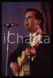 35mm vintage slide* 1990ca MUSICA - DONATELLO Giuliano ILLIANI in concerto (7)   Diapositiva d'epoca, in formato 35 mm.Nella diapositiva il cantante Donatello, pseudonimo di Giuliano Illiani. CONDIZIONI: GOODE' severamente vietata la riproduzione. Tutti i diritti sono riservati. ICharta mette in vendita, sul negozio eBay e in esclusiva sul sito "icharta" il proprio archivio composto da numerose diapositive e negativi fotografici d'epoca, tutti originali e autentici, che attraversano la storia del costume italiano tra gli la fine degli anni Sessanta e Novanta.Si tratta di uno sguardo inedito sull'attualit&agrave;, la politica, la vita quotidiana, il gossip e la cultura, che fotografa il cambiamento della nazione in quest'ultimo scorcio del XX secolo. Un'occasione unica per il mercato del collezionismo, che vede finalmente disponibile un archivio eccezionale per vastit&agrave;, tematiche e condizioni, in un settore (il negativo fotografico e la diapositiva) di assoluta novit&agrave; e dalle interessanti prospettive di investimento.     originale e autentica 1