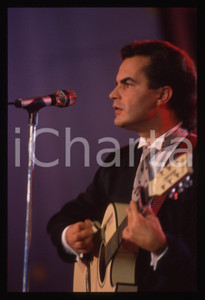35mm vintage slide* 1990ca MUSICA - DONATELLO Giuliano ILLIANI in concerto (8)   Diapositiva d'epoca, in formato 35 mm.Nella diapositiva il cantante Donatello, pseudonimo di Giuliano Illiani. CONDIZIONI: GOODE' severamente vietata la riproduzione. Tutti i diritti sono riservati. ICharta mette in vendita, sul negozio eBay e in esclusiva sul sito "icharta" il proprio archivio composto da numerose diapositive e negativi fotografici d'epoca, tutti originali e autentici, che attraversano la storia del costume italiano tra gli la fine degli anni Sessanta e Novanta.Si tratta di uno sguardo inedito sull'attualit&agrave;, la politica, la vita quotidiana, il gossip e la cultura, che fotografa il cambiamento della nazione in quest'ultimo scorcio del XX secolo. Un'occasione unica per il mercato del collezionismo, che vede finalmente disponibile un archivio eccezionale per vastit&agrave;, tematiche e condizioni, in un settore (il negativo fotografico e la diapositiva) di assoluta novit&agrave; e dalle interessanti prospettive di investimento.     originale e autentica 1