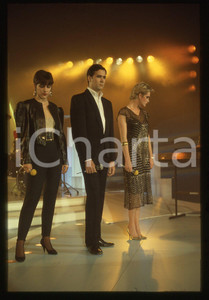 35mm vintage slide* 1985ca MUSICA- THE HUMAN LEAGUE gruppo musicale britannico   Diapositiva d'epoca, in formato 35 mm. CONDIZIONI: GOODE' severamente vietata la riproduzione. Tutti i diritti sono riservati. ICharta mette in vendita, sul negozio eBay e in esclusiva sul sito "icharta" il proprio archivio composto da numerose diapositive e negativi fotografici d'epoca, tutti originali e autentici, che attraversano la storia del costume italiano tra gli la fine degli anni Sessanta e Novanta.Si tratta di uno sguardo inedito sull'attualit&agrave;, la politica, la vita quotidiana, il gossip e la cultura, che fotografa il cambiamento della nazione in quest'ultimo scorcio del XX secolo. Un'occasione unica per il mercato del collezionismo, che vede finalmente disponibile un archivio eccezionale per vastit&agrave;, tematiche e condizioni, in un settore (il negativo fotografico e la diapositiva) di assoluta novit&agrave; e dalle interessanti prospettive di investimento.  originale e autentica 1