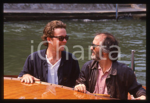 35mm vintage slide* 1987 VENEZIA Mostra CINEMA - Timothy HUTTON e Alan RUDOLPH *   Diapositiva d'epoca, in formato 35 mm. CONDIZIONI: GOODE' severamente vietata la riproduzione. Tutti i diritti sono riservati. ICharta mette in vendita, sul negozio eBay e in esclusiva sul sito "icharta" il proprio archivio composto da numerose diapositive e negativi fotografici d'epoca, tutti originali e autentici, che attraversano la storia del costume italiano tra gli la fine degli anni Sessanta e Novanta.Si tratta di uno sguardo inedito sull'attualit&agrave;, la politica, la vita quotidiana, il gossip e la cultura, che fotografa il cambiamento della nazione in quest'ultimo scorcio del XX secolo. Un'occasione unica per il mercato del collezionismo, che vede finalmente disponibile un archivio eccezionale per vastit&agrave;, tematiche e condizioni, in un settore (il negativo fotografico e la diapositiva) di assoluta novit&agrave; e dalle interessanti prospettive di investimento.  originale e autentica 1