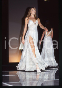 Fotografia d epoca originale 35mm vintage slide 1993 VERSACE  Carla BRUNI durante una sfilata di moda 1