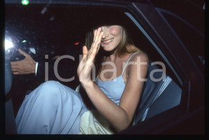Fotografia d epoca originale 35mm vintage slide 1994 CANNES Carla BRUNI in auto al Festival del CINEMA 3 1