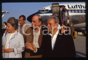 Fotografia d epoca originale 35mm vintage slide 1983 VENEZIA Ingmar BERGMAN e Ingrid VON ROSEN in aeroporto 1