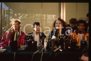 Fotografia d epoca originale 35mm vintage slide 1984 SANREMO Boy GEORGE e CULTURE CLUB in conferenza stampa 1