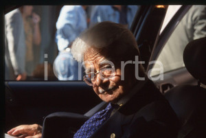 Fotografia d'epoca originale 35mm vintage slide* 1998 MILANO Luigi DI BELLA arriva alla Fondazione CARIPLO *2 1