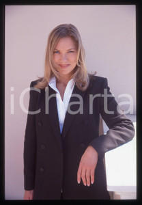 35mm vintage slide* 1995ca CANNES MEJA Anna Pernilla TORNDAHL Ritratto (4)   Diapositiva d'epoca, in formato 35 mm. CONDIZIONI: GOODE' severamente vietata la riproduzione. Tutti i diritti sono riservati. ICharta mette in vendita, sul negozio eBay e in esclusiva sul sito "icharta" il proprio archivio composto da numerose diapositive e negativi fotografici d'epoca, tutti originali e autentici, che attraversano la storia del costume italiano tra gli la fine degli anni Sessanta e Novanta.Si tratta di uno sguardo inedito sull'attualit&agrave;, la politica, la vita quotidiana, il gossip e la cultura, che fotografa il cambiamento della nazione in quest'ultimo scorcio del XX secolo. Un'occasione unica per il mercato del collezionismo, che vede finalmente disponibile un archivio eccezionale per vastit&agrave;, tematiche e condizioni, in un settore (il negativo fotografico e la diapositiva) di assoluta novit&agrave; e dalle interessanti prospettive di investimento.  originale e autentica 1