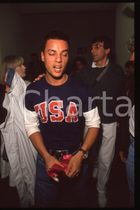 35mm vintage slide*1990ca ITALIA MUSICA Nick KAMEN nel backstage di un concerto   Diapositiva d'epoca, in formato 35 mm. CONDIZIONI: GOOD E' severamente vietata la riproduzione. Tutti i diritti sono riservati. ICharta mette in vendita, sul negozio eBay e in esclusiva sul sito "icharta" il proprio archivio composto da numerose diapositive e negativi fotografici d'epoca, tutti originali e autentici, che attraversano la storia del costume italiano tra gli la fine degli anni Sessanta e Novanta.Si tratta di uno sguardo inedito sull'attualit&agrave;, la politica, la vita quotidiana, il gossip e la cultura, che fotografa il cambiamento della nazione in quest'ultimo scorcio del XX secolo. Un'occasione unica per il mercato del collezionismo, che vede finalmente disponibile un archivio eccezionale per vastit&agrave;, tematiche e condizioni, in un settore (il negativo fotografico e la diapositiva) di assoluta novit&agrave; e dalle interessanti prospettive di investimento.  originale e autentica 1