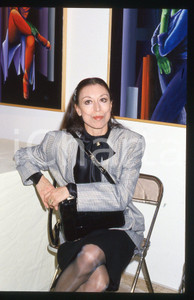 35mm vintage slide* 1990ca COSTUME Luciana SAVIGNANO ritratta ad una mostra (10)