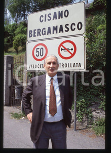 35mm vintage slide* 1992 CISANO BERGAMASCO Mario NOVATI Ritratto del Sindaco *4   Diapositiva d'epoca, in formato 35 mm.  CONDIZIONI: GOOD E' severamente vietata la riproduzione. Tutti i diritti sono riservati. ICharta mette in vendita, sul negozio eBay e in esclusiva sul sito "icharta" il proprio archivio composto da numerose diapositive e negativi fotografici d'epoca, tutti originali e autentici, che attraversano la storia del costume italiano tra gli la fine degli anni Sessanta e Novanta.Si tratta di uno sguardo inedito sull'attualit&agrave;, la politica, la vita quotidiana, il gossip e la cultura, che fotografa il cambiamento della nazione in quest'ultimo scorcio del XX secolo. Un'occasione unica per il mercato del collezionismo, che vede finalmente disponibile un archivio eccezionale per vastit&agrave;, tematiche e condizioni, in un settore (il negativo fotografico e la diapositiva) di assoluta novit&agrave; e dalle interessanti prospettive di investimento.  originale e autentica 1