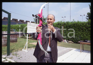35mm vintage slide*1992 CISANO BERGAMASCO Sindaco Mario NOVATI tira con l'arco *   Diapositiva d'epoca, in formato 35 mm.  CONDIZIONI: GOOD E' severamente vietata la riproduzione. Tutti i diritti sono riservati. ICharta mette in vendita, sul negozio eBay e in esclusiva sul sito "icharta" il proprio archivio composto da numerose diapositive e negativi fotografici d'epoca, tutti originali e autentici, che attraversano la storia del costume italiano tra gli la fine degli anni Sessanta e Novanta.Si tratta di uno sguardo inedito sull'attualit&agrave;, la politica, la vita quotidiana, il gossip e la cultura, che fotografa il cambiamento della nazione in quest'ultimo scorcio del XX secolo. Un'occasione unica per il mercato del collezionismo, che vede finalmente disponibile un archivio eccezionale per vastit&agrave;, tematiche e condizioni, in un settore (il negativo fotografico e la diapositiva) di assoluta novit&agrave; e dalle interessanti prospettive di investimento.  originale e autentica 1