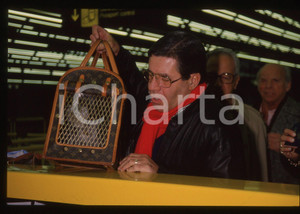 35mm vintage slide* 1990 MILANO Aeroporto MALPENSA Jerry LEWIS con cane Angel *3