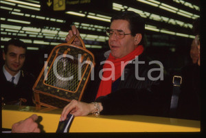 35mm vintage slide* 1990 MILANO Aeroporto MALPENSA Jerry LEWIS con cane Angel *5